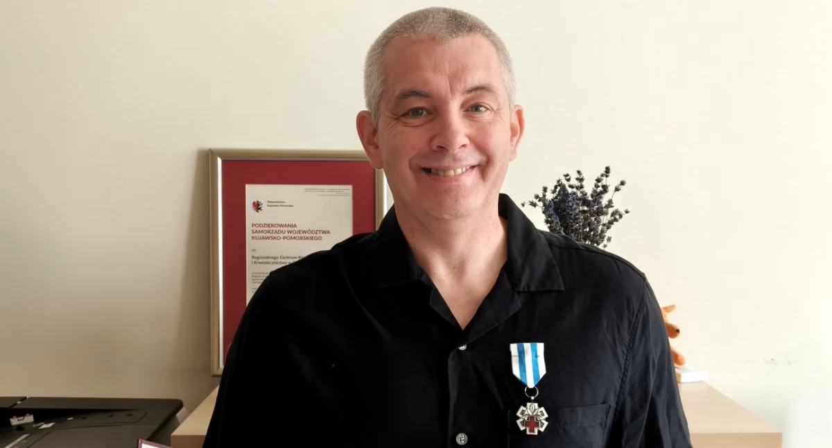 Mł. asp. Zbigniew Katafiasz z odznaką Honorowy Dawca Krwi - zasłużony dla Zdrowia Narodu fot. KPP w Żninie