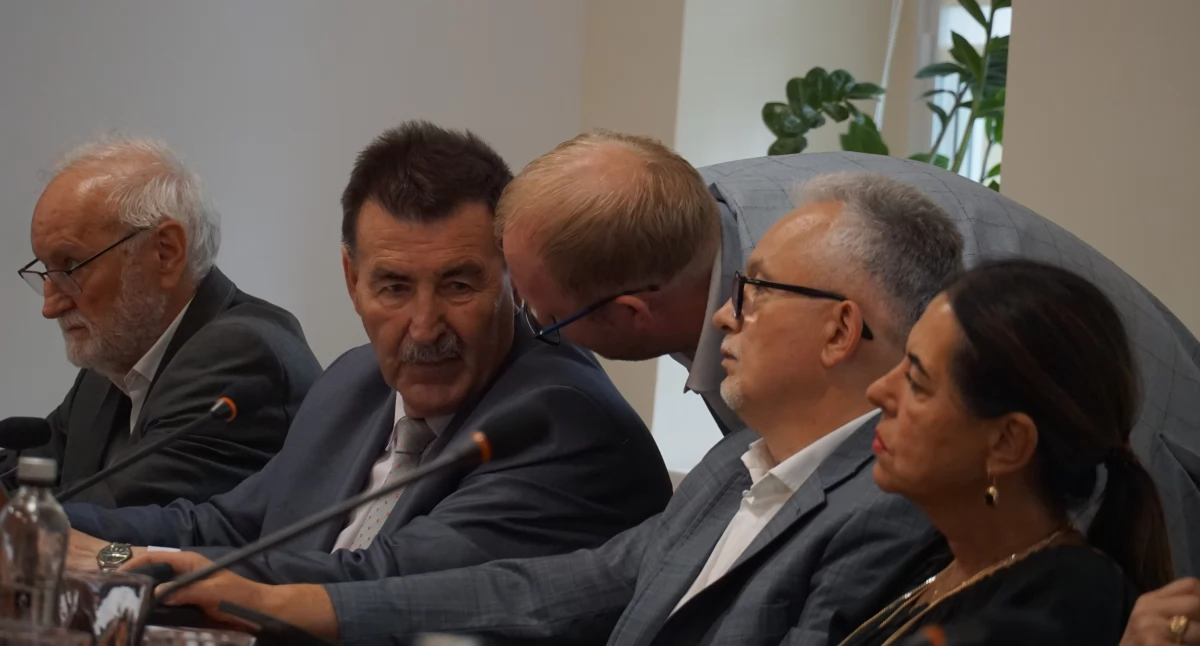 Na ostatniej sesji Rada Powiatu dokonała zmian w budżecie, by zabezpieczyć środki na podziały, rozgraniczenia i ustanowienie nowych granic działek w związku z opracowywaniem dokumentacji na inwestycje drogowe fot. Karol Gapiński