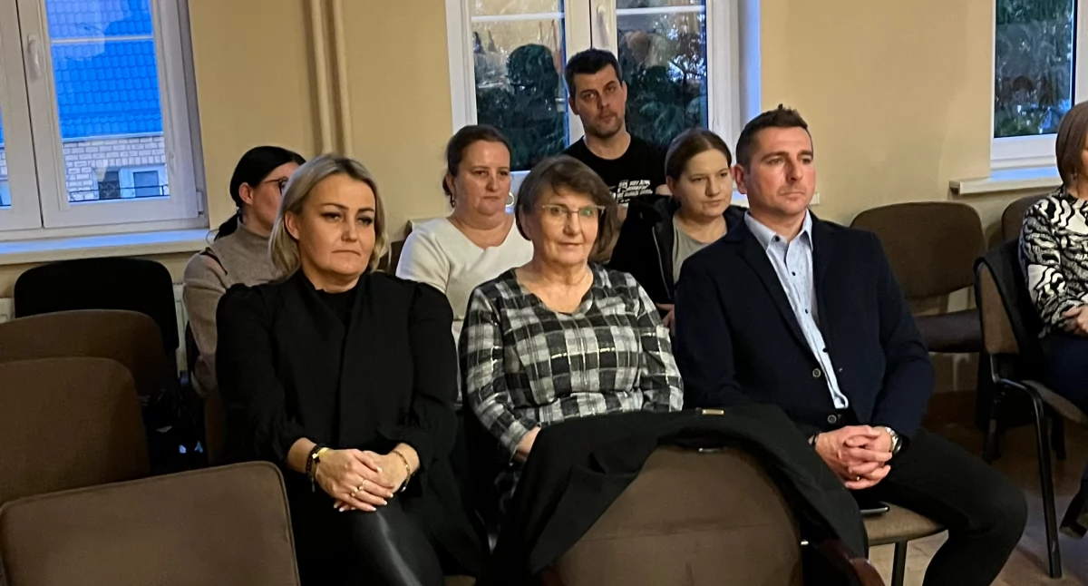 Na pierwszym planie od lewej Dorota Flig, dyrektor Jadwiga Winiaszewska i prezes stowarzyszenia KMK KOS Mateusz Rymaszewski. fot. Cezary Kucharski
