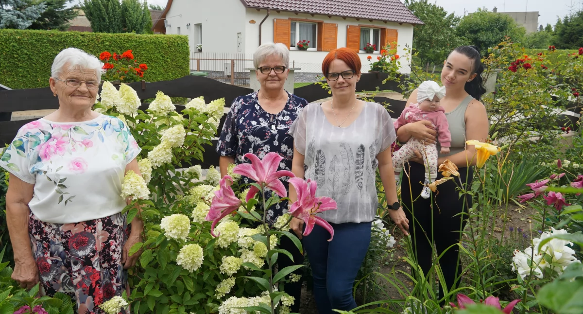 Pięć żeńskich pokoleń żnińskiej rodziny, od lewej: Stanisława, Małgorzata, Natalia, Julia trzymająca na rękach Lilianę fot. Karol Gapiński