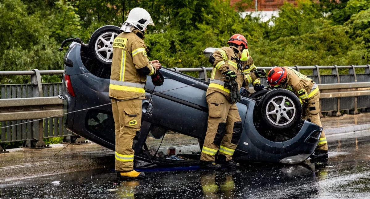 Wypadek na moście w Kcyni (fot. Ewa Hałas) 