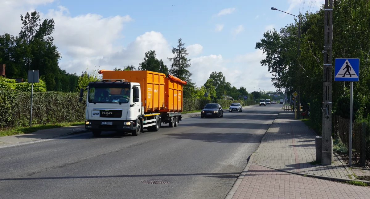 W środę 6 sierpnia pasów na przejściach dla pieszych przez ul. Janickiego wciąż nie było, fot. Karol Gapiński