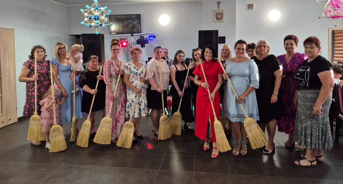 Jednym z prezentów, które otrzymały panie były miotły (zdjęcia Ewa Hałas) 