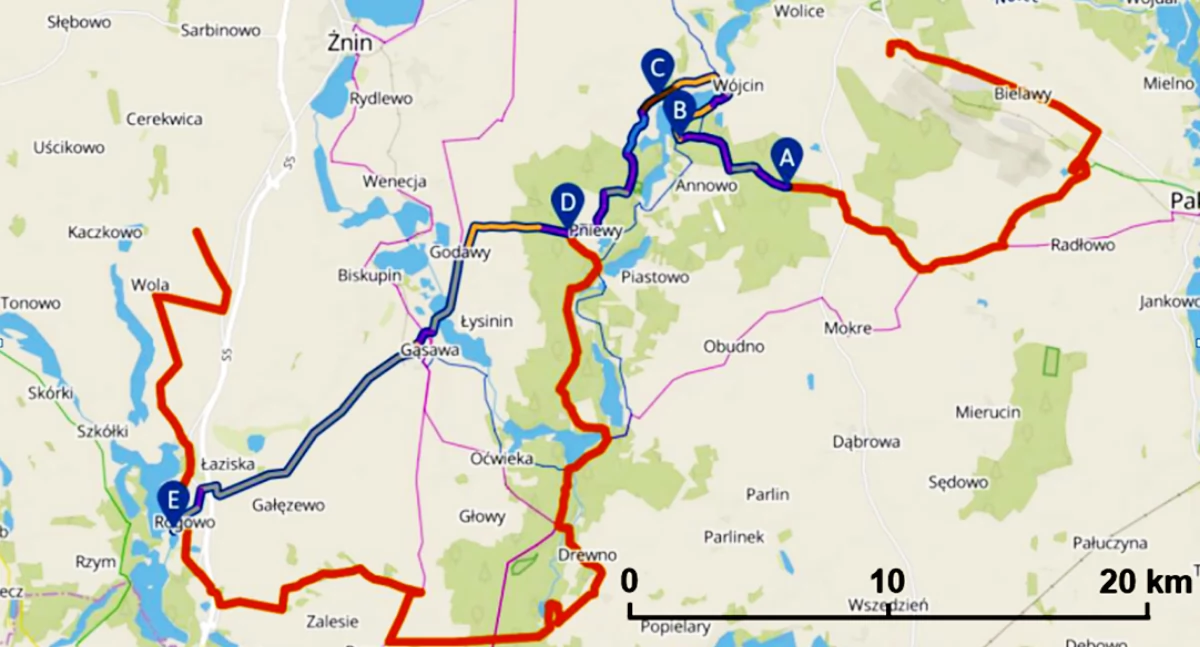 Przebieg krótszego szlaku geoturystycznego pod nazwą „Georóżnorodne Pałuki”.  Kolor oznacza rodzaj nawierzchni: fioletowy - asfalt, szary - droga utwardzona, żółty - droga nieutwardzona (na czerwono - pominięte fragmenty dłuższego szlaku). Literami oznaczono A (6) - głaz narzutowy „Kamienny Dom”, B (5) - Źródło Świętego Huberta, C (9) - punkt widokowy na rynnę subglacjalną Jeziora Ostrówieckiego, D (11) - Jezioro Pniewy, E (12) - Jezioro Rogowskie.