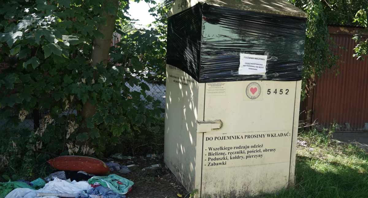 W ostatnim czasie kontenery na niepotrzebną już dotychczasowym właścicielom, ale nadal nadającą się do noszenia odzież, zostały w Żninie oblepione czarnymi taśmami i opatrzone informacją, że nie można już tam zostawiać tych ubrań. PCK postanowiło nie kontynuować tej formy działalności wspierającej ubogich, a jest to rezultatem braku zachowania zasad przez osoby wrzucające ową „odzież” do kontenerów. Nieprzypadkowo użyty został tutaj  cudzysłów, bo materiał wrzucany do kontenerów PCK (i drugiego,