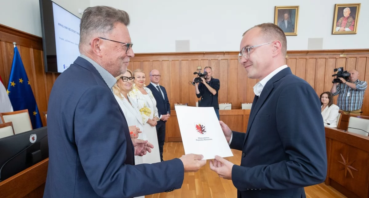 Nikodem Dolata odbiera umowę z rąk Zbigniewa Ostrowskiego, wicemarszałka województwa fot. Mikołaj Kuras dla UMWKP 