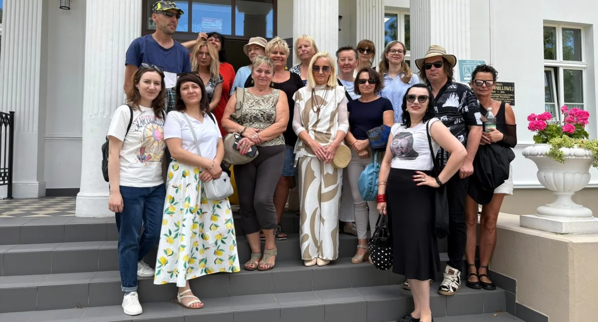 Uczestnicy Festiwalu Oko Nigdy Nie Śpi z wnuczką profesora Jana Czochralskiego Anną Zielińską (fot. powierzone Anna Duda Nowicka) 