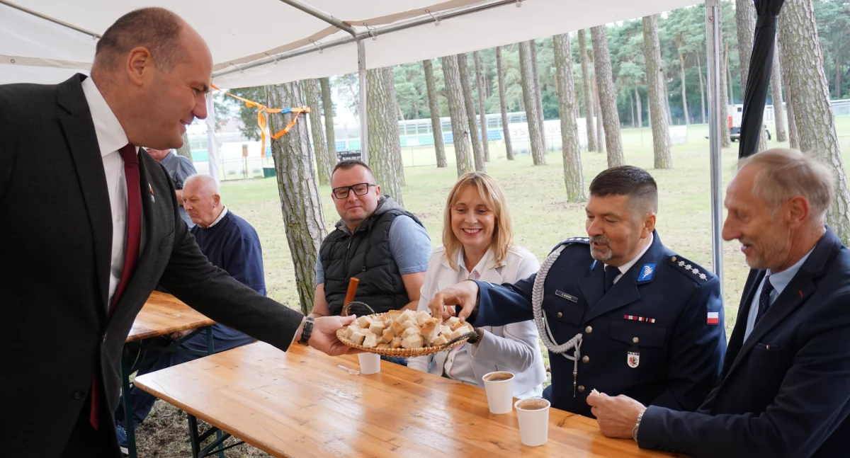 Burmistrz Janowca Wlkp. dzieli dożynkowym chlebem fot. Justyna Kulpińska