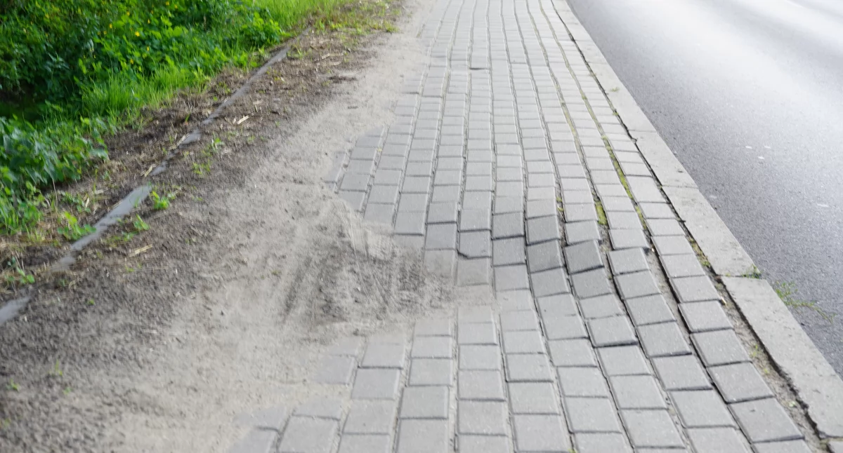 Chodnik będzie naprawiany jesienią fot. Karol Gapiński