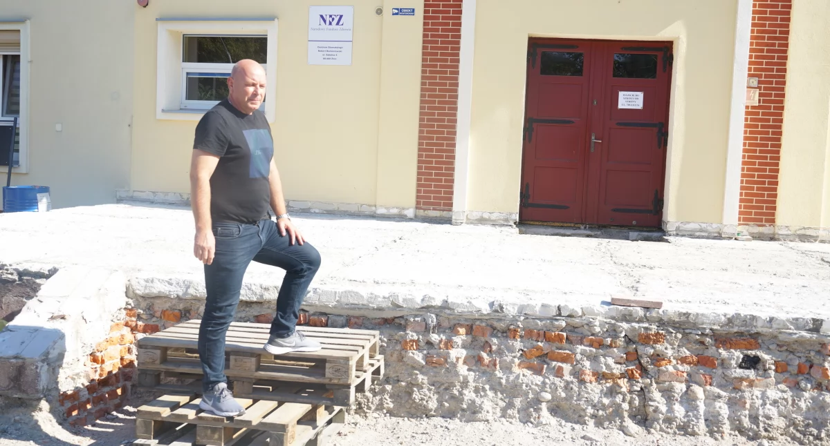 Dyrektor Marek Orzechowski na niegotowym wejściu do SP1 w Żninie, fot. Karol Gapiński