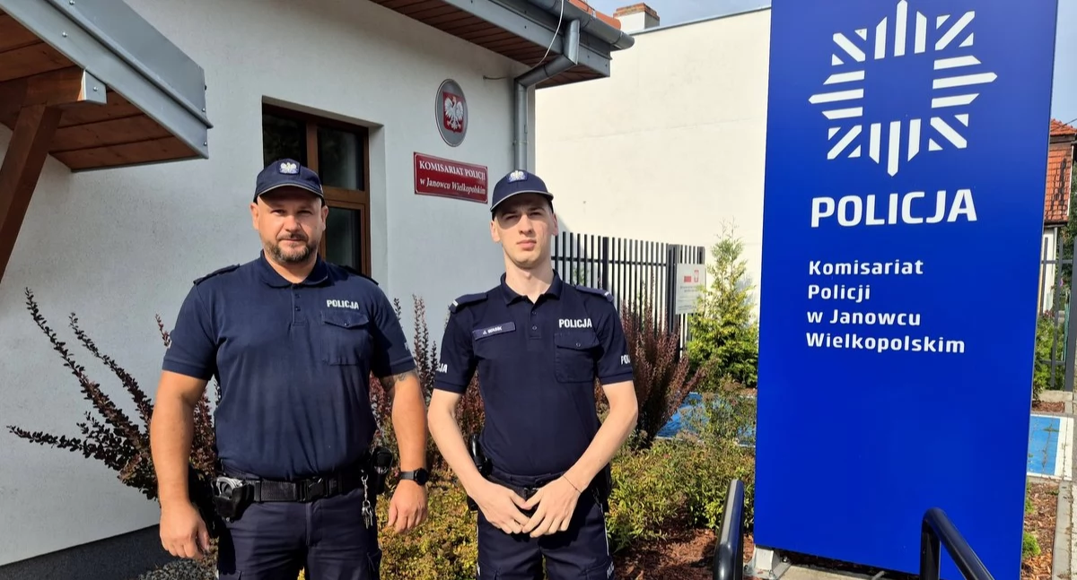 Od lewej sierżant Arkadiusz Hopcia i st. post. Jarosław Wasik, policjanci, którzy w Janowcu Wielkopolskim uratowali życie mieszkanki, która zachłysnęła się pokarmem fot. KPP w Żninie