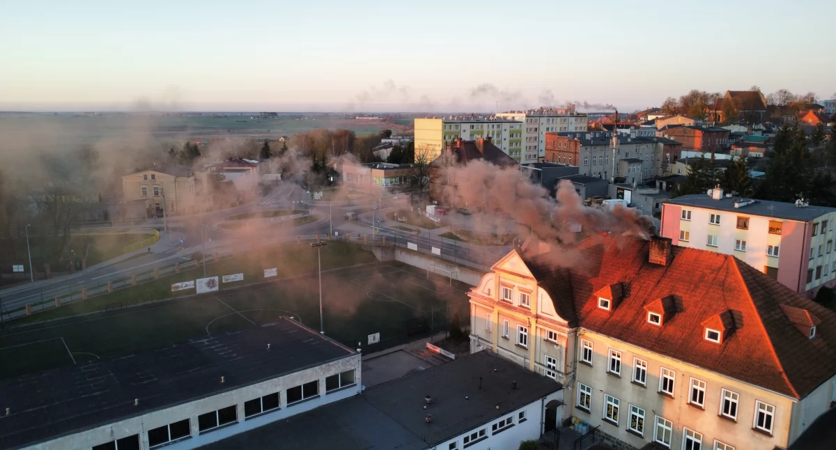 Kopcący komin na budynku szkoły podstawowej (zdjęcie powierzone przez Kcyński Alarm Smogowy) 