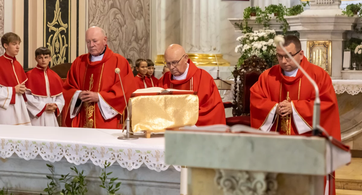 Odchodzący na emeryturę proboszcz ksiądz kanonik Kostecki, przenoszony do nowej parafii ksiądz Gajek i nowy proboszcz klasztoru ksiądz Śliwiński (fot. powierzone redakcji od Roberta Koniec)