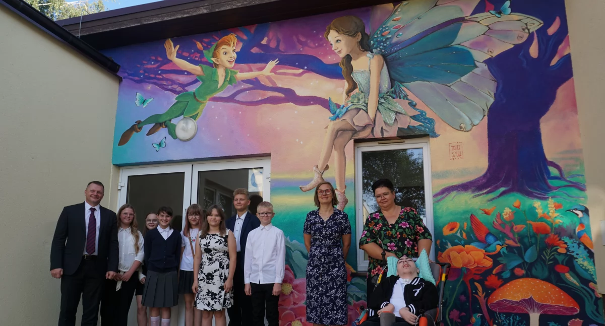 Kolorowy mural ozdobił SP im. Powstańców Wlkp. w Żernikach fot. Justyna Kulpińska