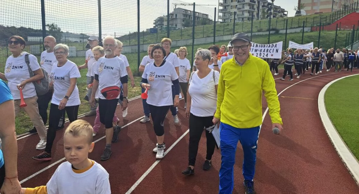 Defilada otwarcia I Senioriady w Barcinie. Na zdjęciu zastępca burmistrza Barcina, który był sędzią zawodów oraz drużyna UTW w Żninie. fot. Karol Gapiński