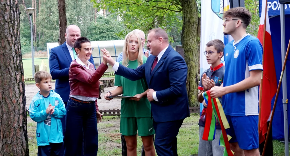 Symbolicznego przecięcia wstęgi dokonali: kapitan najmłodszej drużyny piłkarskiej LKS Sparta, przedstawiciel sekcji bilardowej UKS Dragon, przewodnicząca Rady Miejskiej Aleksandra Walendowska, zastępca burmistrza Michał Werkowski oraz Arkadiusz Małecki, jako reprezentant mieszkańców fot. Justyna Kulpińska