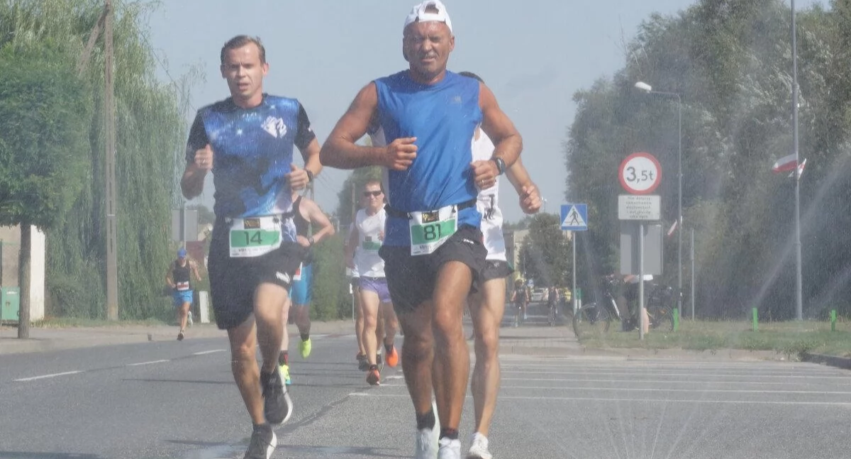 Podczas zeszłorocznego finału o Grand Prix Pałuk w Barcinie panował potężny upał. Z orzeźwieniem dla zawodników ruszyli druhowie z OSP Barcin, którzy na ul. 4 Stycznia stworzyli kurtyny wodne z węża strażackiego. fot. Karol Gapiński