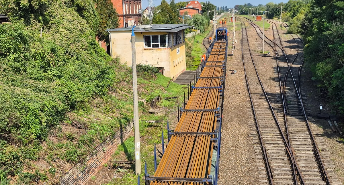 Transporty szyn przejeżdżają przez Kcynię fot. Ewa Hałas