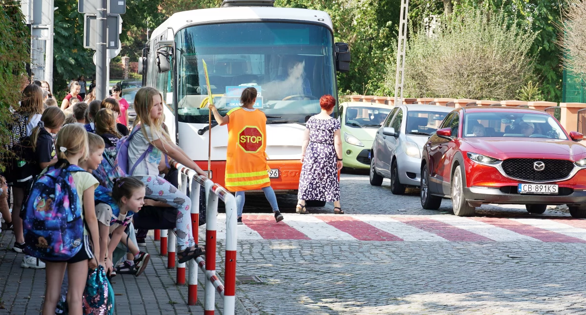 Przystanek autobusu szkolnego przy ul. Sądowej w środę w południe fot. Karol Gapiński