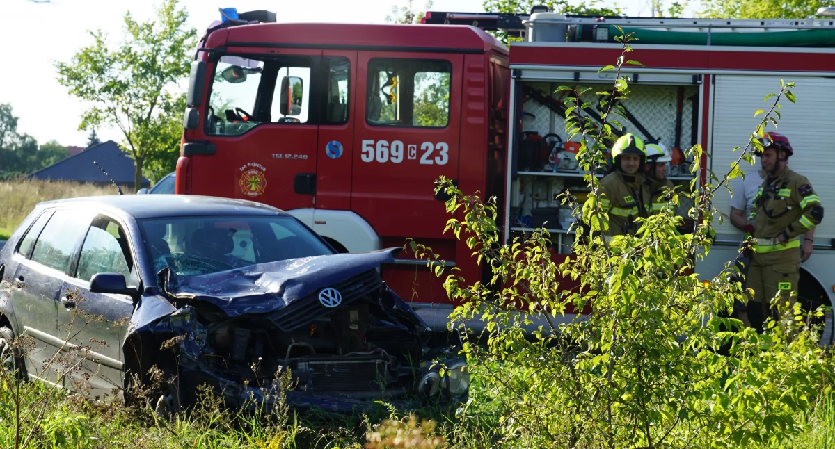 Po zderzeniu rozbity volkswagen zatrzymał się na starym torowisku linii kolejowej z Barcina do Żnina fot. Karol Gapiński