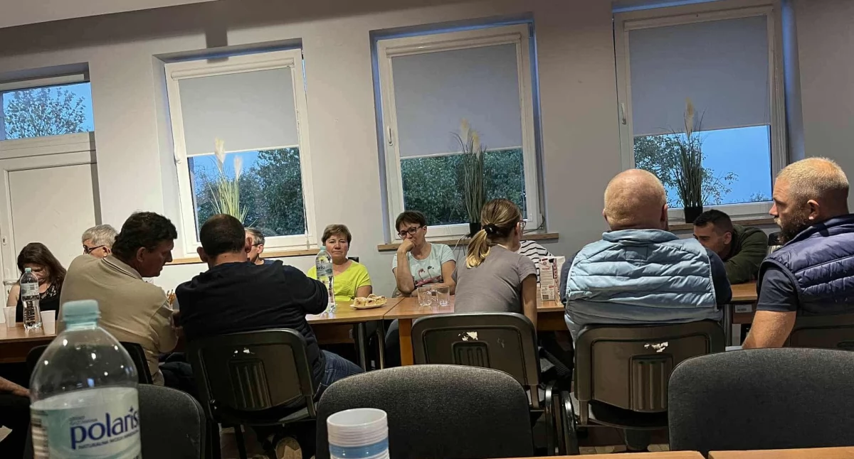 Zebranie wiejskie w sprawie budowy biogazowni w Jadownikach fot. powierzone