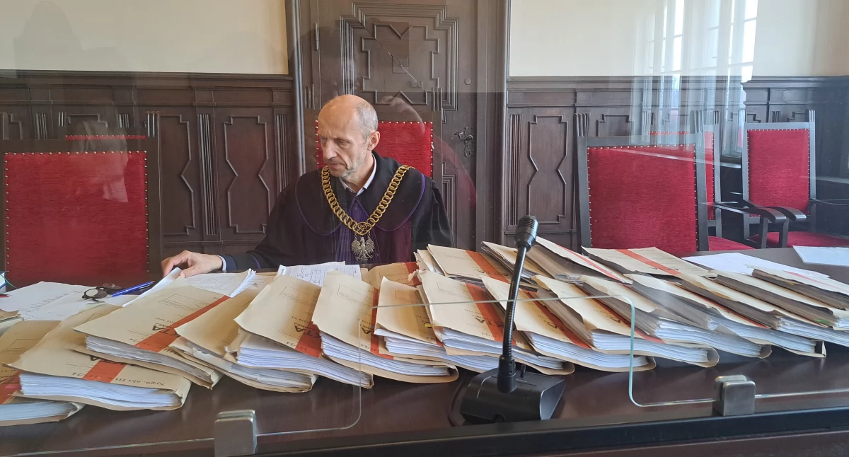 Procesy sądowe • , Basiu martwi wszystko spłacone jednak było - zdjęcie, fotografia