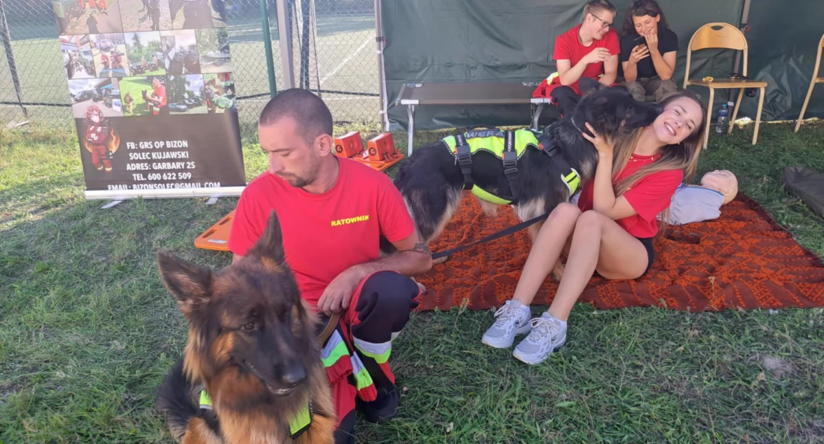 Ratownicy z psami - również ratownikami - przeszkolonymi do poszukiwania osób zaginionych. Więź dwunożnych i czworonożnych ratowników jest bardzo mocna. fot. Karol Gapiński