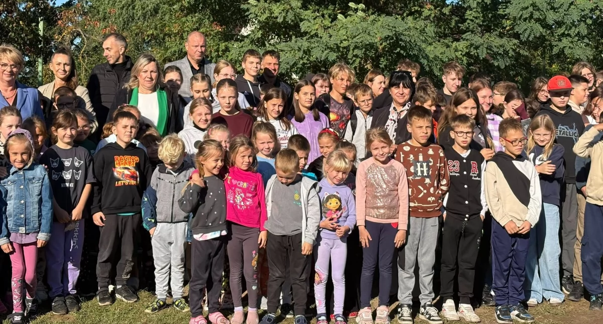 W Mycielewie powstaje wyczekiwane miasteczko rowerowe. W środę 24 września miało miejsce symboliczne położenie kostki (fot. powierzone z archiwum UM Kcynia) 