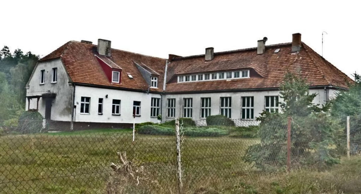 Budynek szkoły w Kaczkowie od dwóch dekad jest nieużytkowany  fot. Karol Gapiński