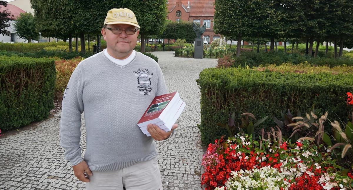 Autor z pierwszymi egzemplarzami swojej książki fot. Karol Gapiński
