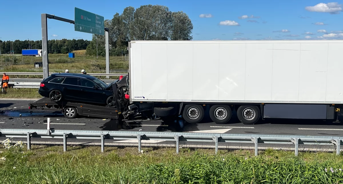 Drugi wypadek - bus (szoferka zgnieciona) z samochodem na pace wbił się w tira. 