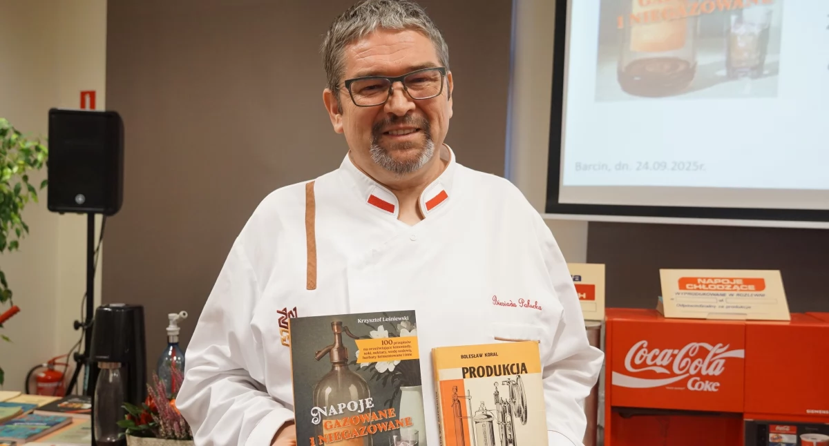 Krzysztof Leśniewski ze swoją najnowszą książką oraz z publikacją Bolesława Korala sprzed lat, która stanowiła dla eksperta z Pałuk materiał bibliograficzny fot. Karol Gapiński