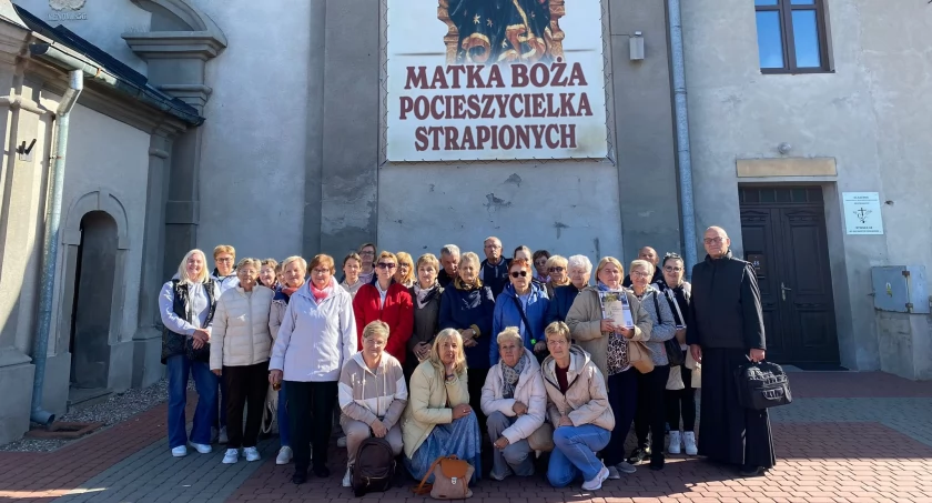 Uczestnicy pielgrzymki podczas pobytu w Rywałdzie, pierwszym miejscu uwięzienia kard. S. Wyszyńskiego fot. nadesłane
