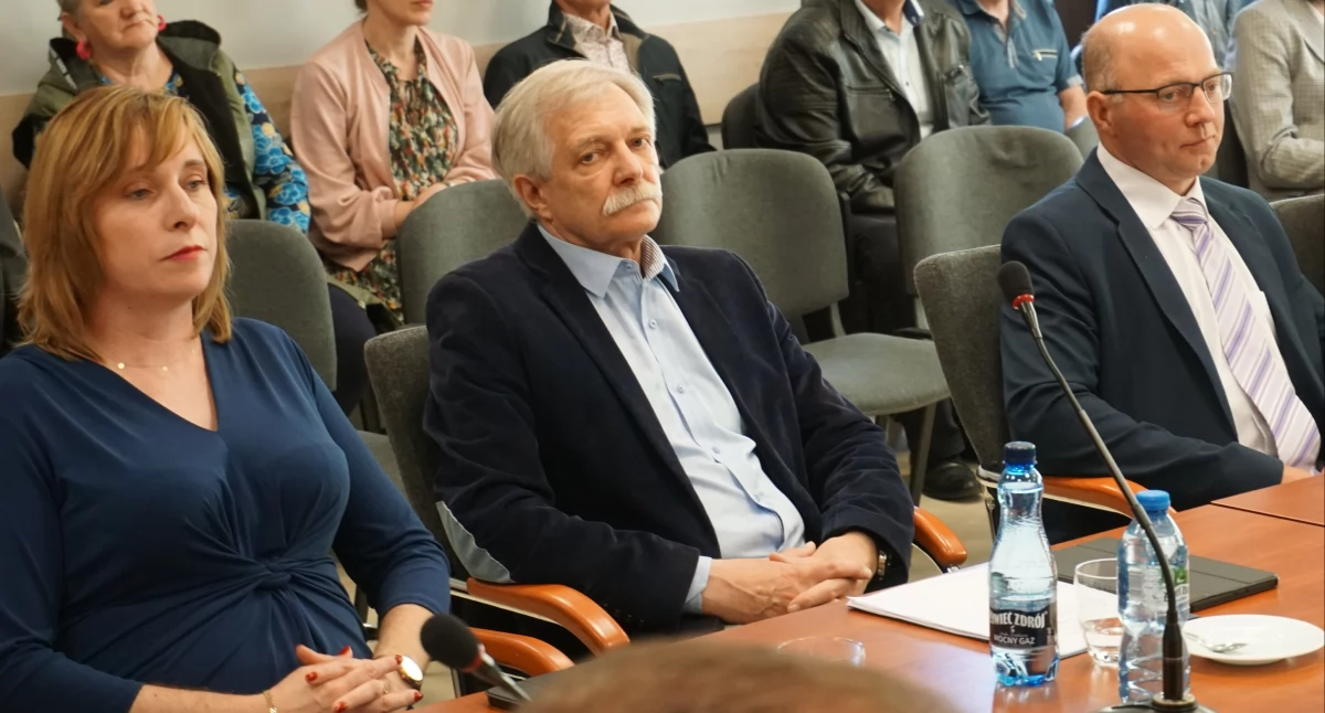 Radny Rafał Jankowski (pierwszy od prawej) wstrzymał się od głosu w sprawie podwyżek diet radnym fot. Justyna Kulpińska