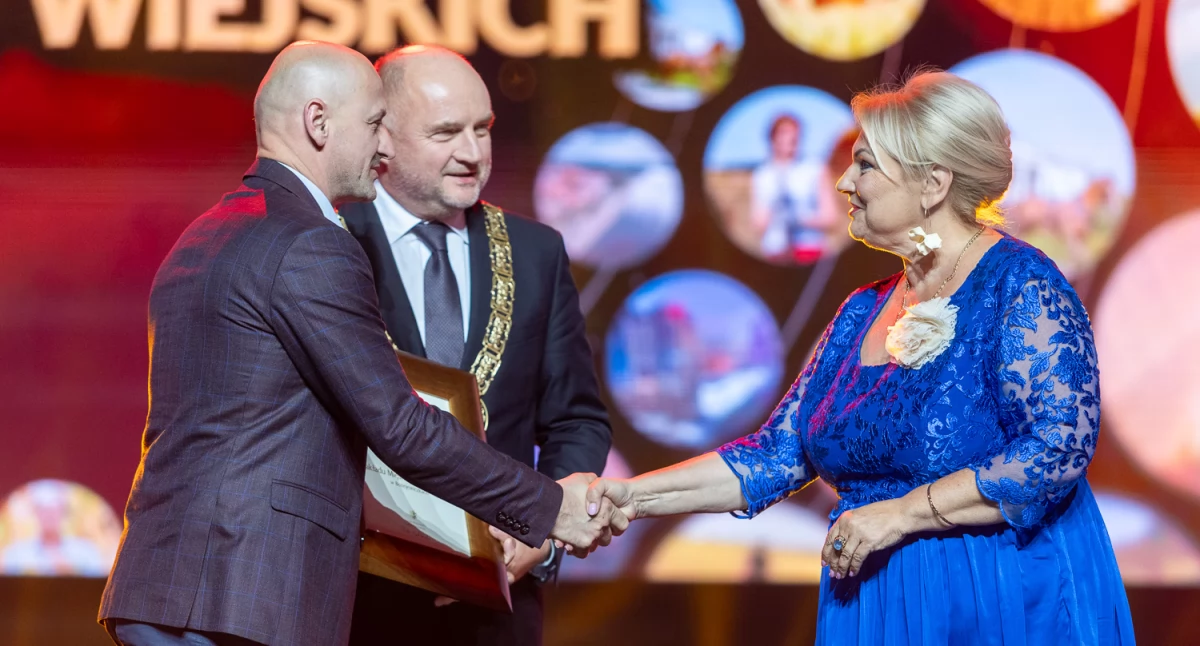 Maciej Kwieciski z Bożejewiczek odbiera wyróżnienie z rąk przewodniczącej Sejmiku Elżbiety Piniewskiej, w środku - marszałek województwa Piotr Całbecki, fot. Szymon Zdziebło dla UMWKP 