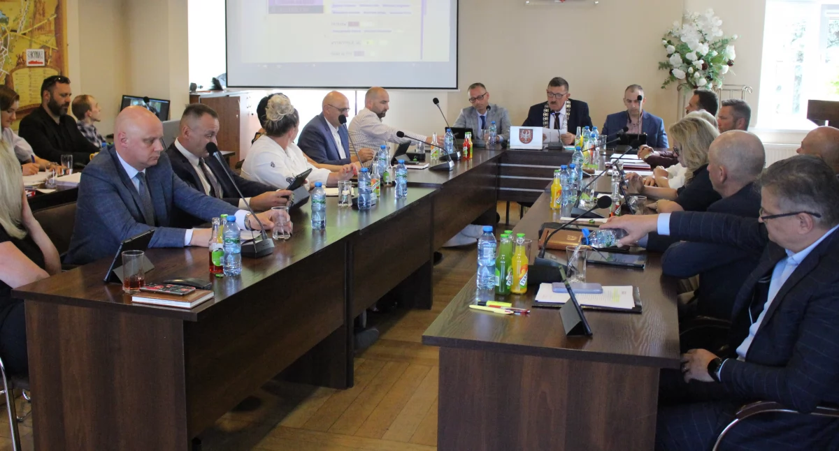 Na pierwszym planie radni Paweł Malagowski oraz Mirosław Pezacki, którzy wstrzymali się podczas głosowania nad uchwałą o zaciągnięciu pożyczki  fot. Cezary Kucharski