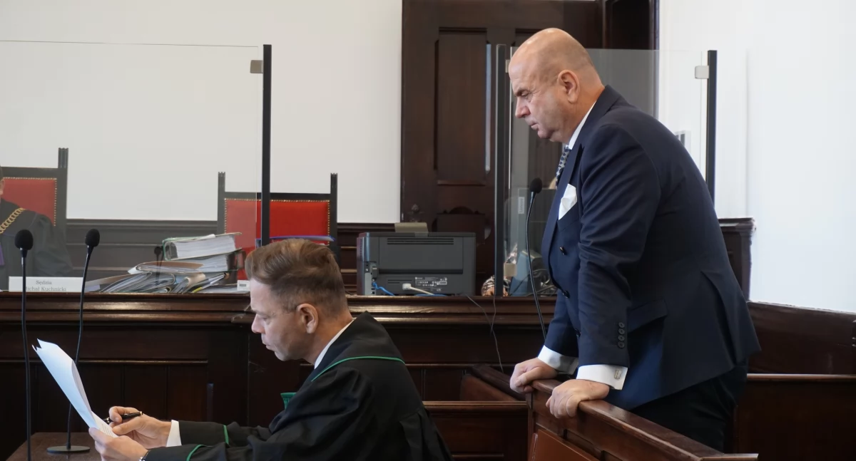 Radny Dariusz Kaźmierczak stawił się w sądzie w obecności swojego prawnika Patryka Łukasiaka fot. Justyna Kulpińska