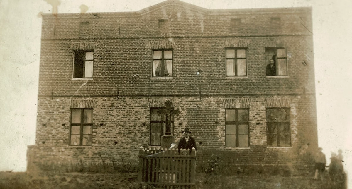 Oryginalny, metalowy krzyż. Zdjęcie pochodzi z okresu międzywojennego.      fot. z arch. rodz. Janiny Nowak