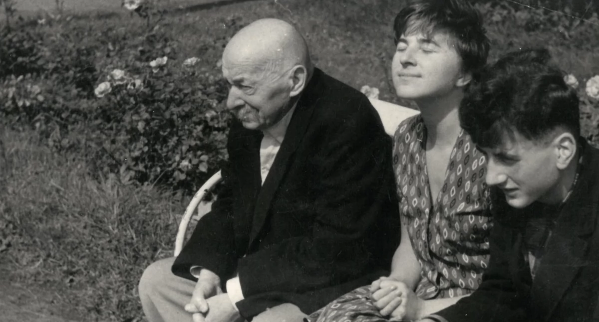 Na żnińskich plantach, dr E. Niemczynow z córką Grażyną i wnuczkiem Markiem Szumanem, 1961 r.