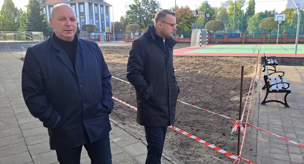 Inwestycje, instytucje, praca • , Schody jedynki gotowe termin ukończenia boiska znów wydłużono - zdjęcie, fotografia