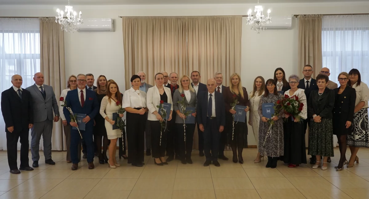 Nagrodzeni nauczyciele na zdjęciu z organizatorami fot. Karol Gapiński