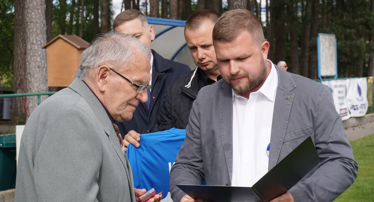 (Od lewej) Włodzisław Krygier oraz Cezary Danke podczas jubileuszu „Sparty”, obchodzonego w maju na janowieckim stadionie  fot. Justyna Kulpińska