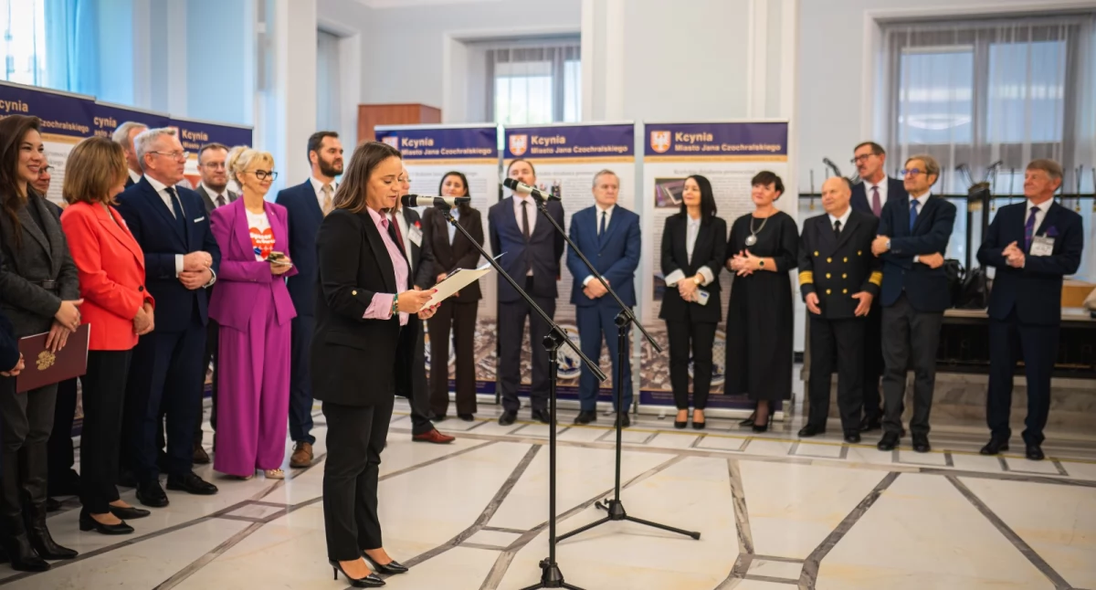 Radna powiatu nakielskiego Anna Duda-Nowicka przemawia na otwarciu wystawy