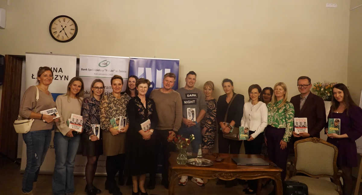 Szczęśliwcy, którzy ze spotkania z Jakubem Poradą w łabiszyńskiej Wozowni wyszli z jego książkami z dedykacją fot. Karol Gapiński