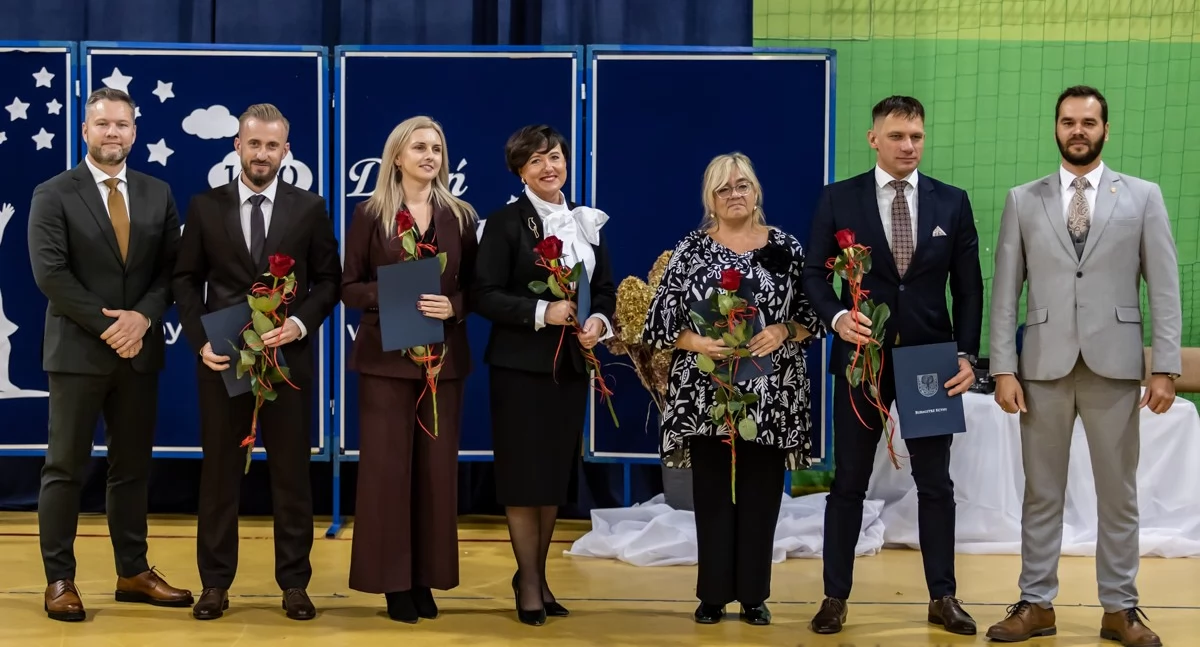 Podczas DEN nauczyciele odebrali Nagrody Burmistrza Kcyni (zdjęcia powierzone, autor Robert Koniec) 