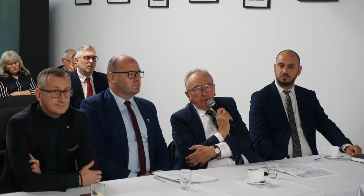Od lewej w pierwszym rzędzie: członek zarządu województwa kujawsko-pomorskiego oraz radny sejmiku Dariusz Kurzawa, organizator spotkania burmistrz Leszek Grzeczka, Wojciech Jankowiak - wicemarszałek województwa wielkopolskiego oraz wójt Damasławka Cyprian Wieczorek  fot. Justyna Kulpińska