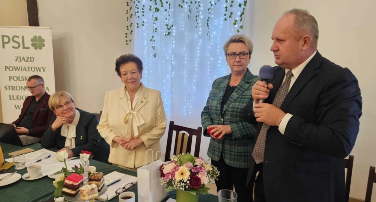 Poseł Zbigniew Sosnowski dziękuje Zofii Kozłowskiej za 25 lat pracy jako szefowej powiatowego PSL  fot. Magdalena Kruszka