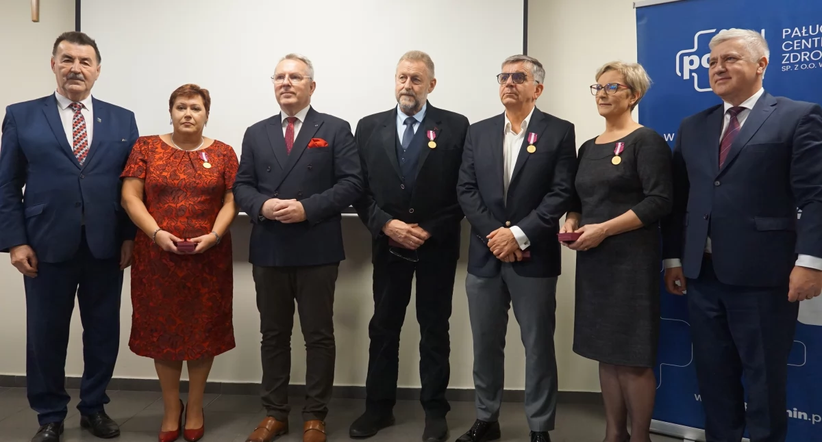 Odznaczeni pracownicy szpitala na zdjęciu z wicewojewodą, starostą oraz dyrektorem PCZ fot. Karol Gapiński