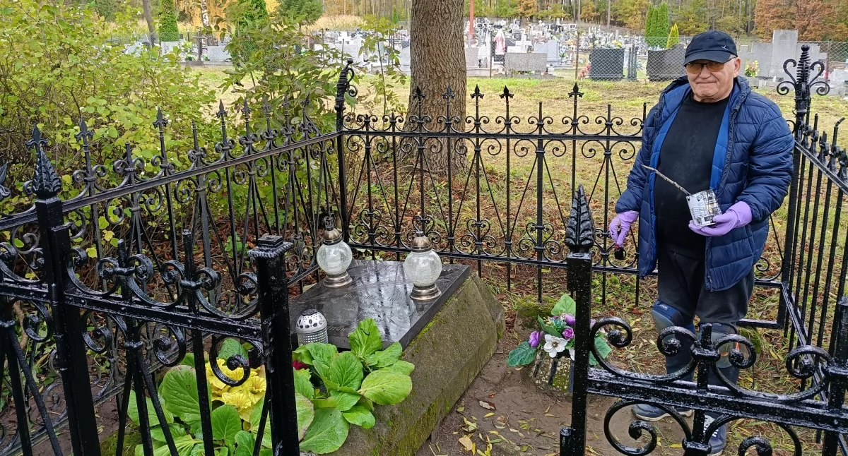 78-letni Bolesław Stefański będzie opiekował się grobem dziadka jak długo da radę     fot. Dorota Kapłońska