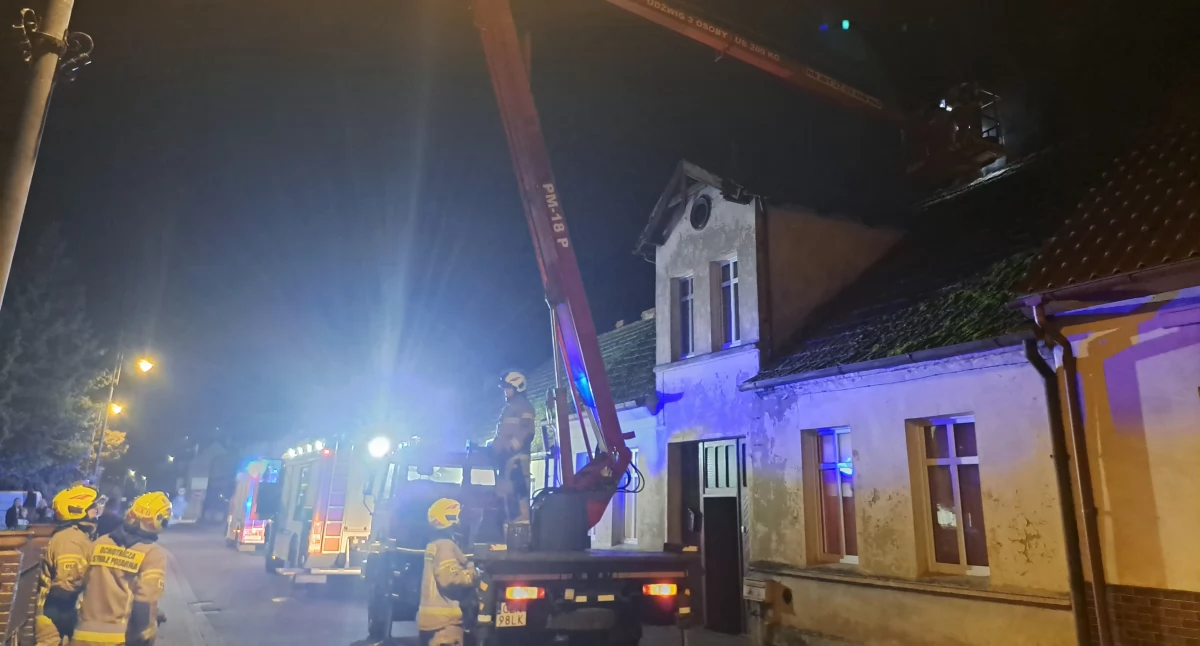 Strażacy z OSP Barcin gaszą pożar na ul. Kościelnej fot. Karol Gapiński 